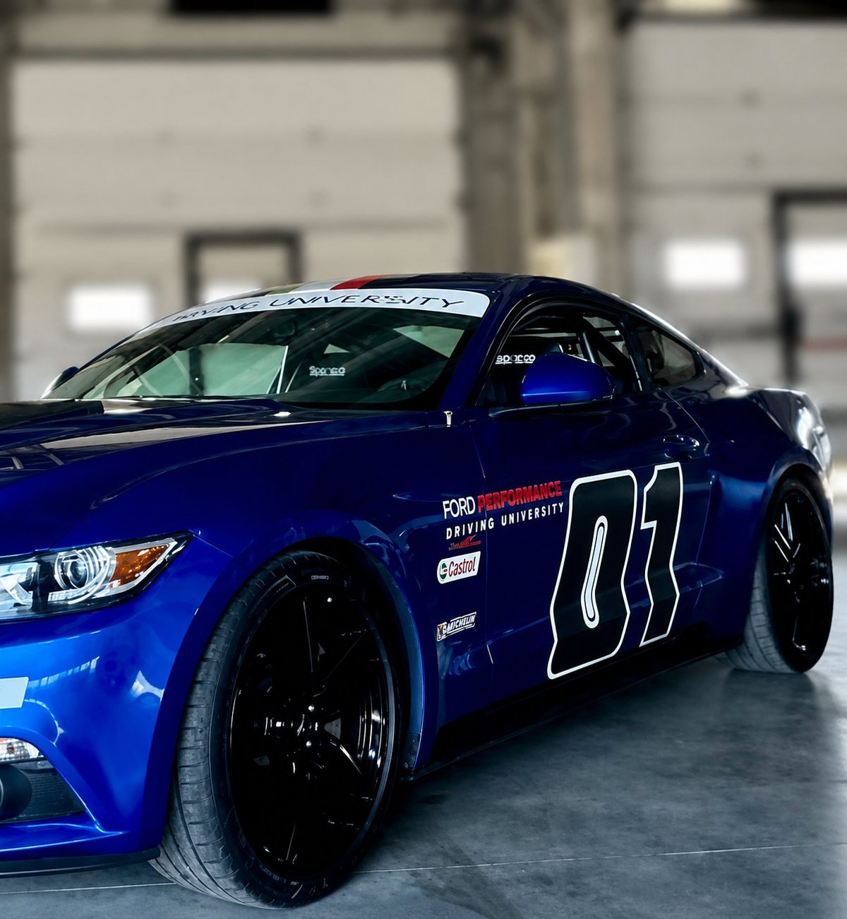 Ford Mustang blu con livrea Driving University, Ford Performance e Castrol, numero 01