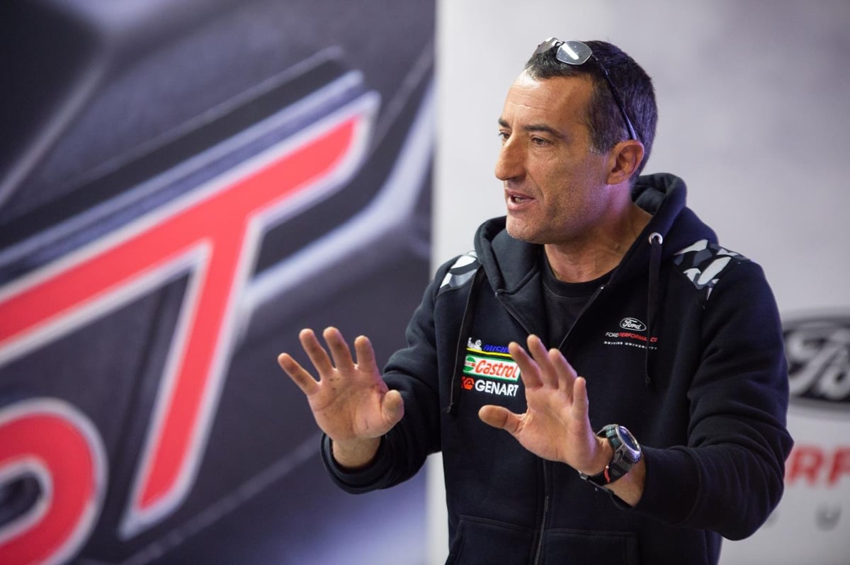 Lorenzo Marini, pilota e fondatore di Driving University, con giacca da corsa Ford