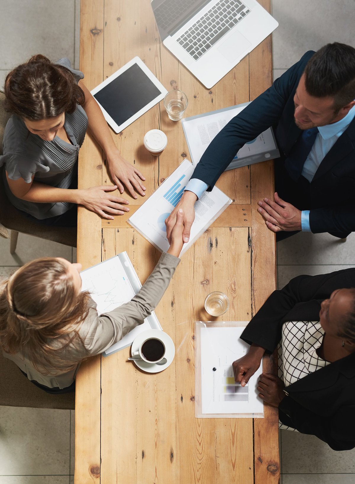 Stretta di mano tra professionisti durante un incontro di lavoro