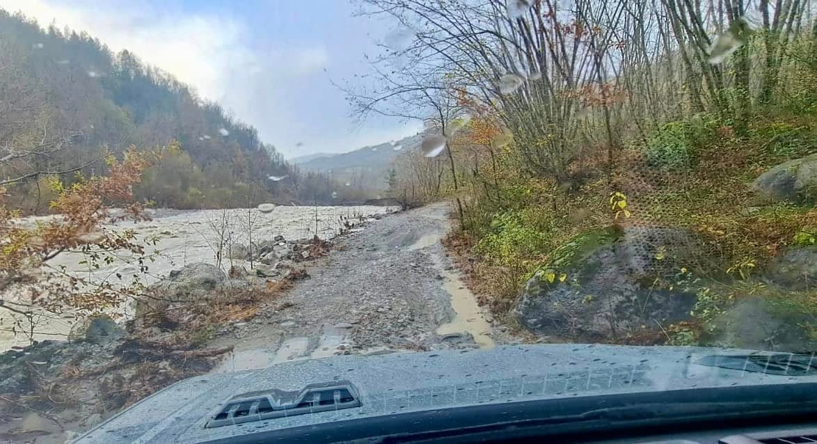 Guado su letto di fiume roccioso visto dal cruscotto