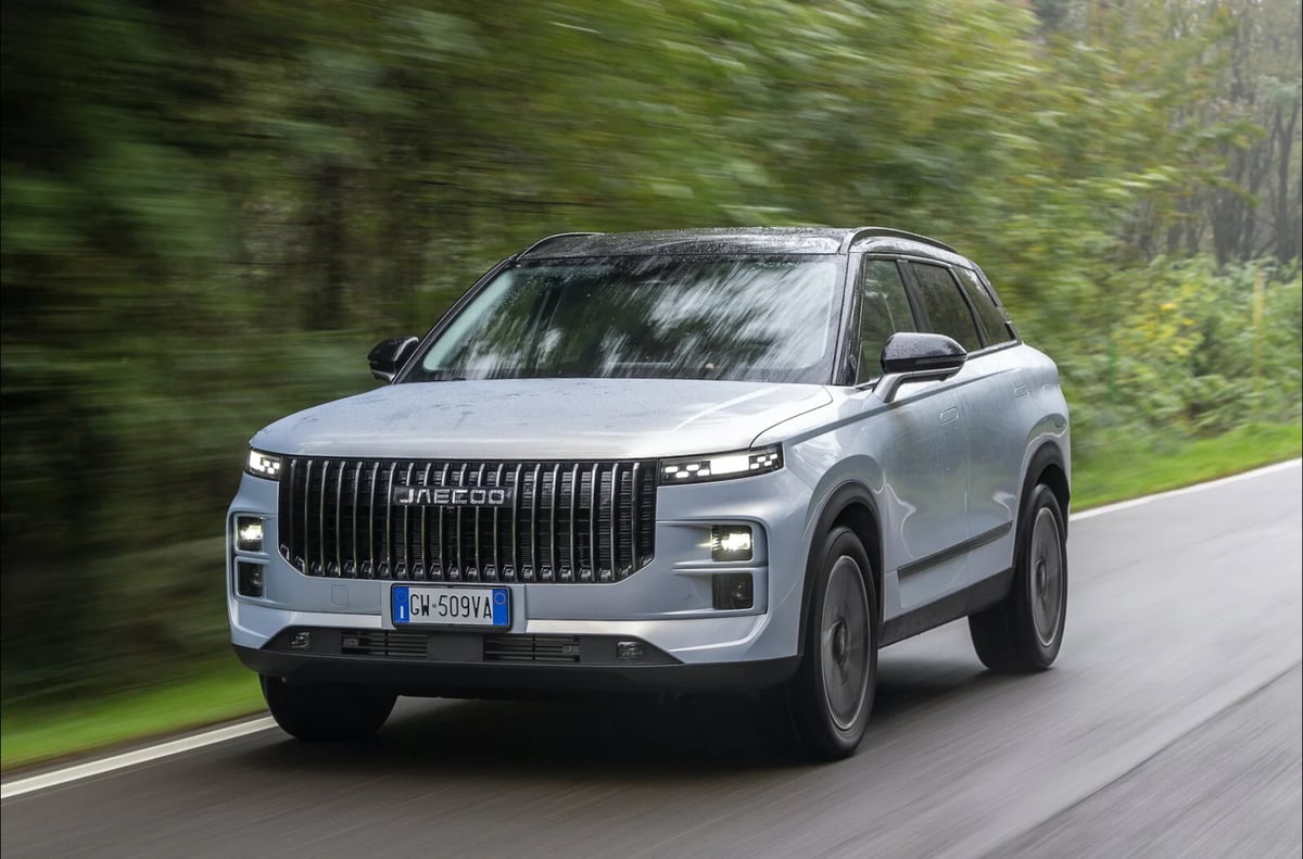 SUV Jaecoo in movimento su strada con alberi sullo sfondo, durante l'evento Program con Driving University